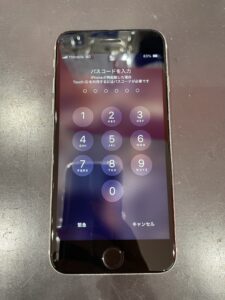 画面交換修理後のiPhone SE第2世代。縦線表示が解消され、正常に表示される状態へ復旧。