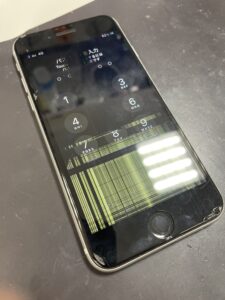 液晶破損により画面下部へ縦線や表示異常が発生したiPhone SE第3世代の修理前の状態。
