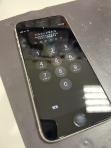 液晶交換修理後のiPhone SE第3世代。表示不良が解消され正常に画面表示されている状態。