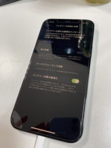 バッテリー交換後のiPhone12。最大容量100%に改善し快適に使用できる状態。