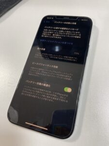 バッテリー最大容量73%まで劣化したiPhone12の交換前の状態。バッテリーに関する重要なメッセージが表示されている。