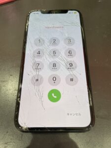 画面全体にひび割れが広がったiPhone11。落下の衝撃によりガラスが破損している状態