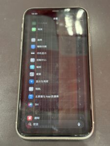 液晶に縦線が発生したiPhone11。重度の液晶破損による表示不良の状態。