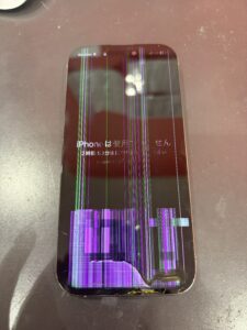 液晶故障により縦線や表示異常が発生したiPhone16 Pro。画面下部のガラスも割れている状態