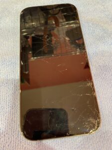 武蔵浦和店でうけたiPhone16Pro液晶画面修理前表示不良写真
