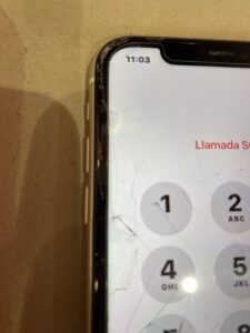 ララガーデン川口店で受けたiPhone 11のガラス割れと画面故障の写真