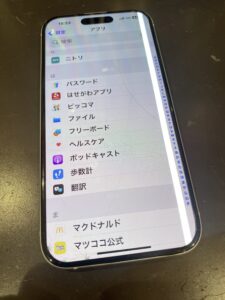 川口で受けたガラス割れと画面に縦線が入ったiPhone 15画面お直し前の写真