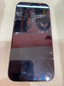 吉川美南で受けたiPhone16Pro画面修理前の写真