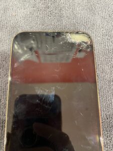 川口店で画面ガラスが割れて内部が露出したiPhone 13 Pro Max