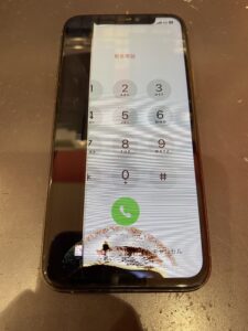川口店で受けた液晶漏れiPhone11Proの修理前写真
