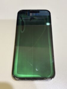 iPhone14 Pro Max 液晶破損により画面が緑色に変色した状態