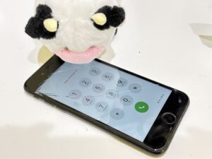 iPhone SE(第2世代)ガラス割れ修理前 画面全体にヒビが入った状態