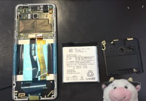 かんたんスマホ2のバッテリー交換作業中の様子