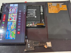 Nintendo Switch 有機EL 液晶交換修理|液晶パネル交換作業中|埼玉県戸田市よりご来店