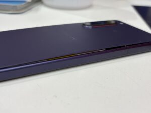 Xperia 5 IV バッテリー膨張により背面パネルが浮いた状態