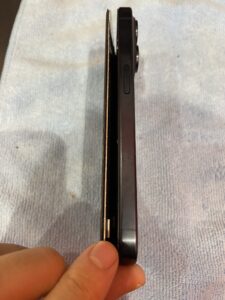 武蔵浦和で受けた画面が本体から剥離したiPhone15Pro修理前写真