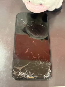 画面全体にひび割れが広がった修理前のiPhone11 Pro