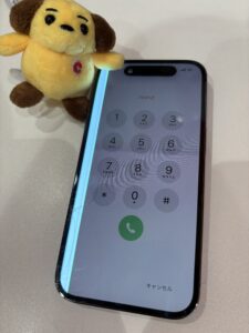 画面割れと左側に縦線が発生した修理前のiPhone15Pro