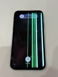 画面に複数の緑色の縦線が表示されたiPhone Xの修理前