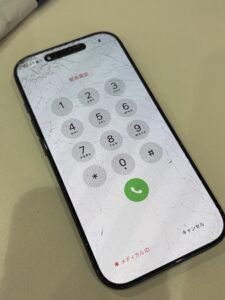 画面全体がバキバキに割れたiPhone 17 Proの修理前