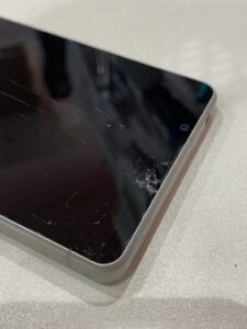 画面端からひび割れが広がった修理前のXperia 1 V