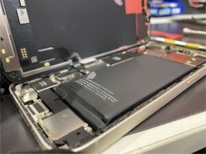 iPhone 14 バッテリー膨張 吉川 内部で膨らんだバッテリー