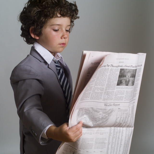 新聞を読む男の子