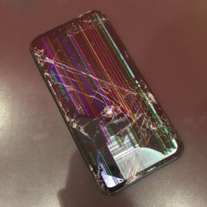 iPhoneXR画面破損写真