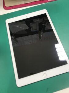 iPad 7 ガラス割れ　画面修理　武蔵浦和