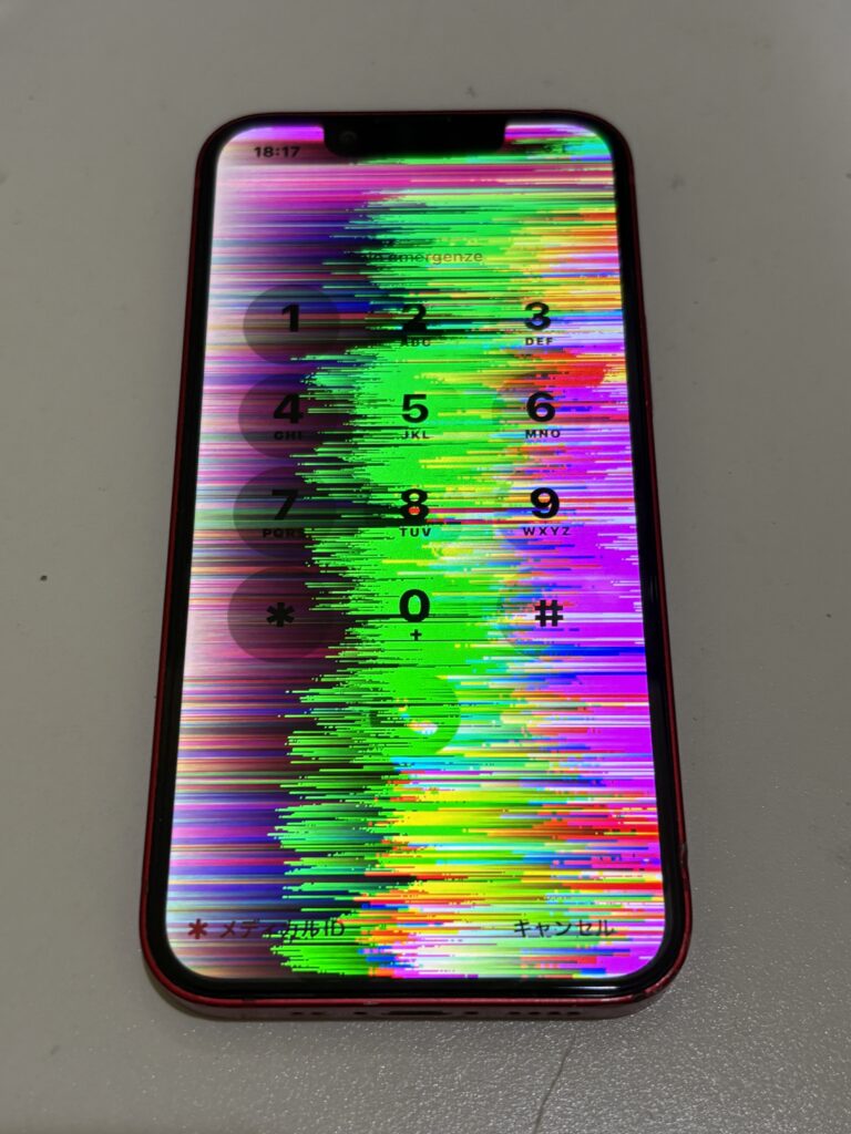 突然画面がサイケデリックに！？カラフルに乱れたiPhone13miniを修理｜吉川美南店 修理前