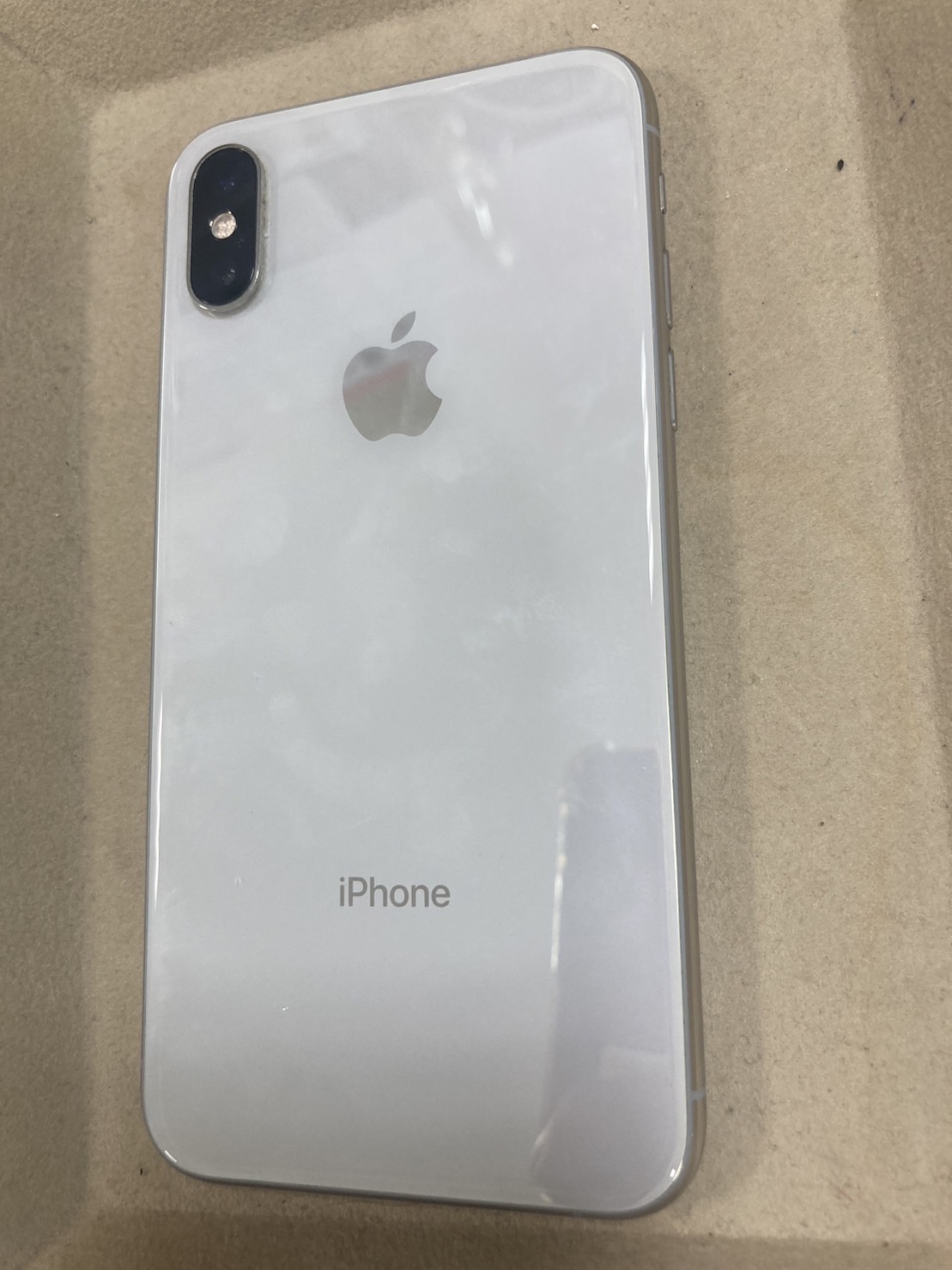 iPhone XRのバッテリー交換の様子(1枚目)