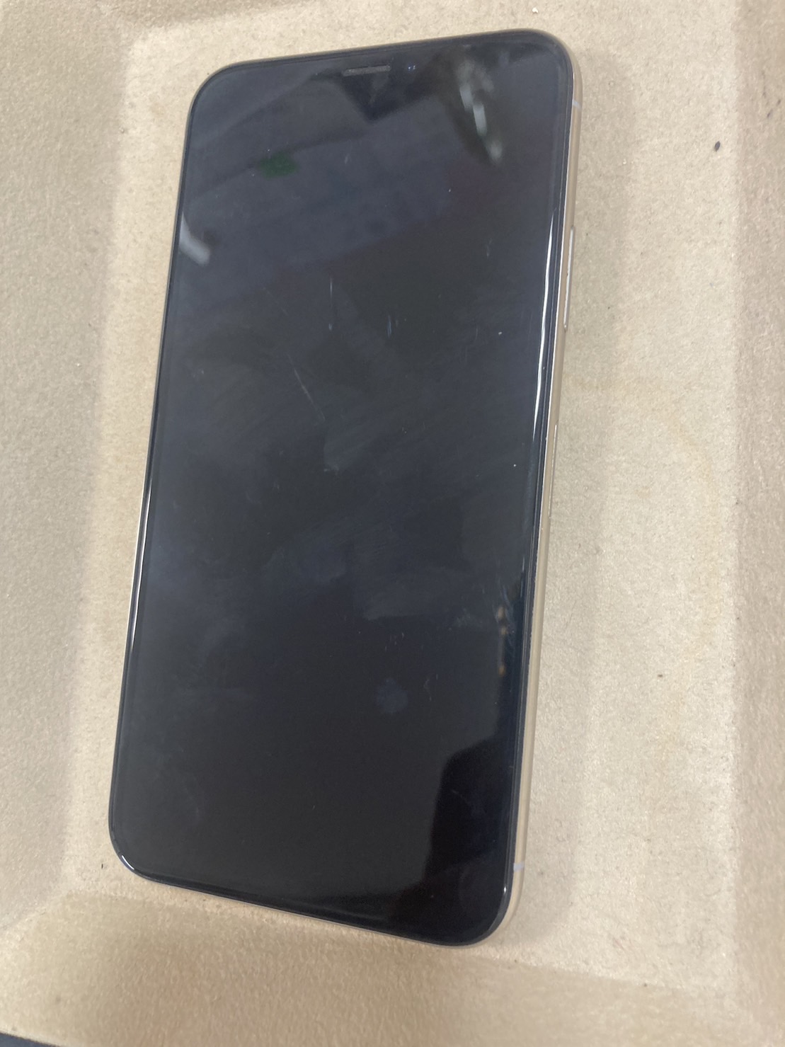 iPhone XRのバッテリー交換の様子(2枚目)