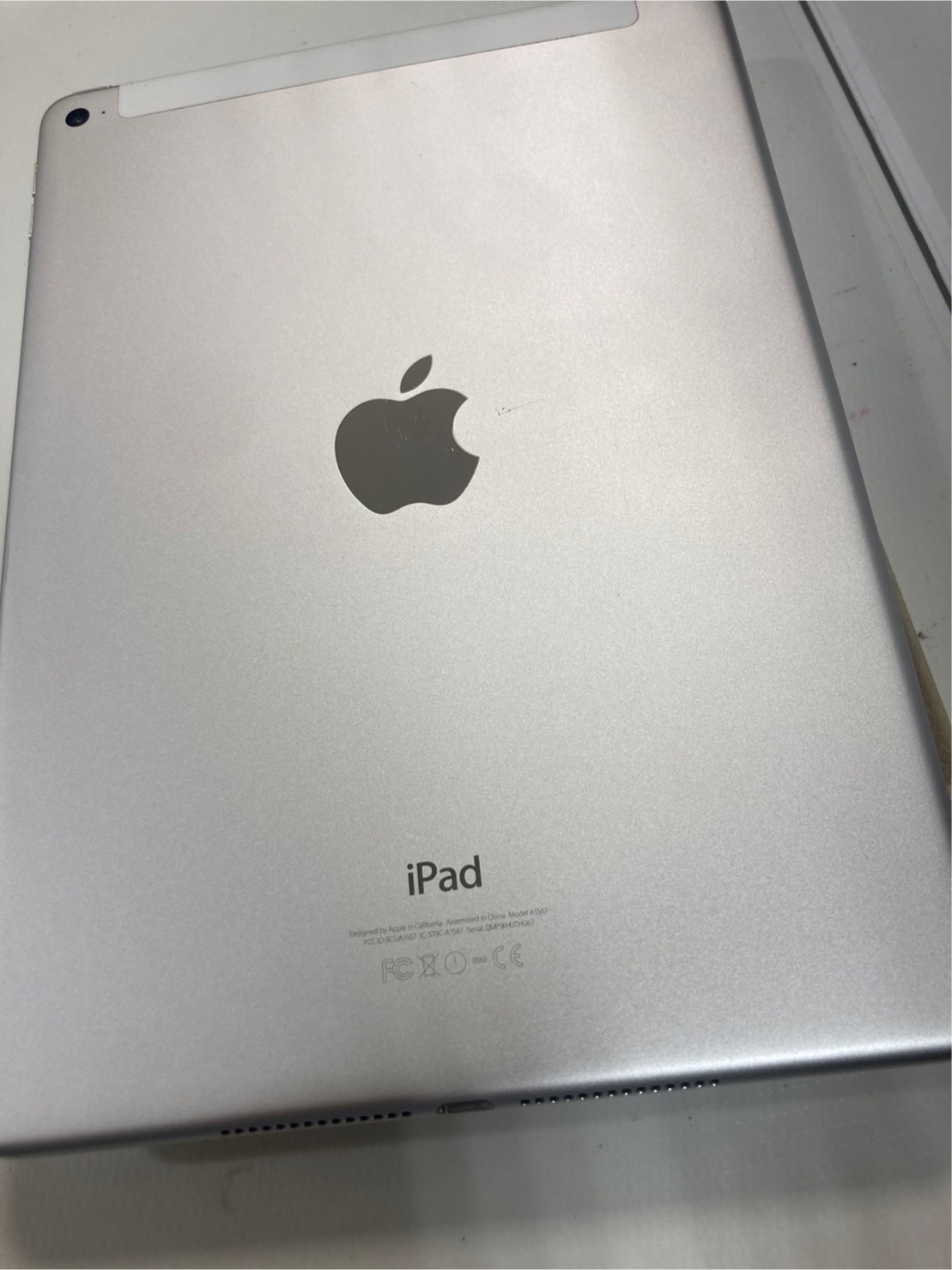 画面の黒いモヤ…すぐに修理しましょう!iPad Air第2世代の画面交換を致しました。